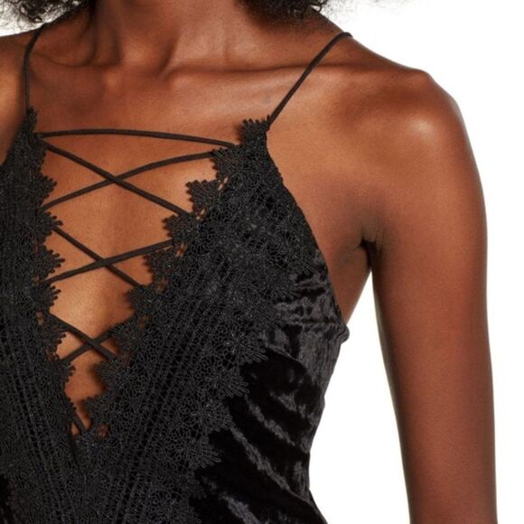 Wayf Poise Velvet Strappy Camisole -  size Medium in Black. - Picture 3 of 14